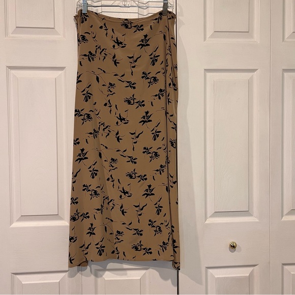 Jones & Co Dresses & Skirts - 💛💛💛 Jones & Co Tan and Black 100% Silk Maxi Skirt - Size 14